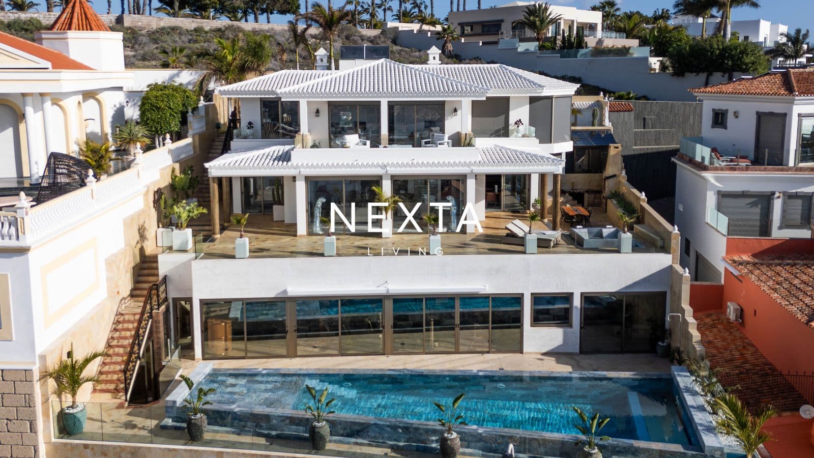¡Villa de diseño en San Eugenio Alto con piscina infinity, spa privado y gran garaje!